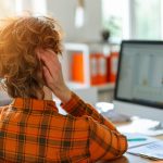 Comprendre la durée d’arrêt de travail pour une névralgie cervico brachiale et ses implications professionnelles