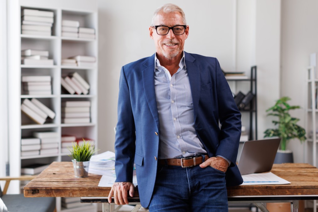 Accompagnement et valorisation des profils seniors dans leur reconversion professionnelle par Business-focus.fr.