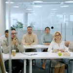 Étudiants attentifs lors d'un cours dans une école de communication hors parcoursup Lille.