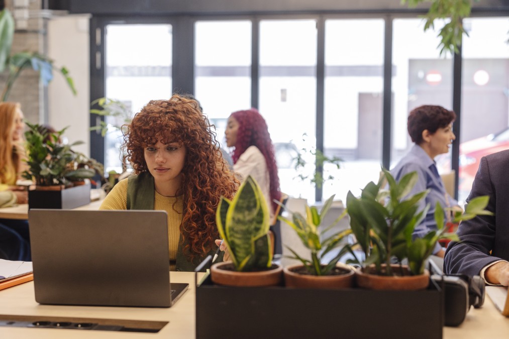 Jeune professionnelle travaillant dans un espace de coworking illustrant les opportunités du portage salarial Lille pour les jeunes diplômés.
