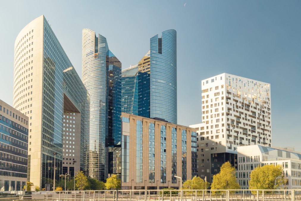 Quartier d'affaires moderne représentant le dynamisme économique des entreprises pour le portage salarial Lille.